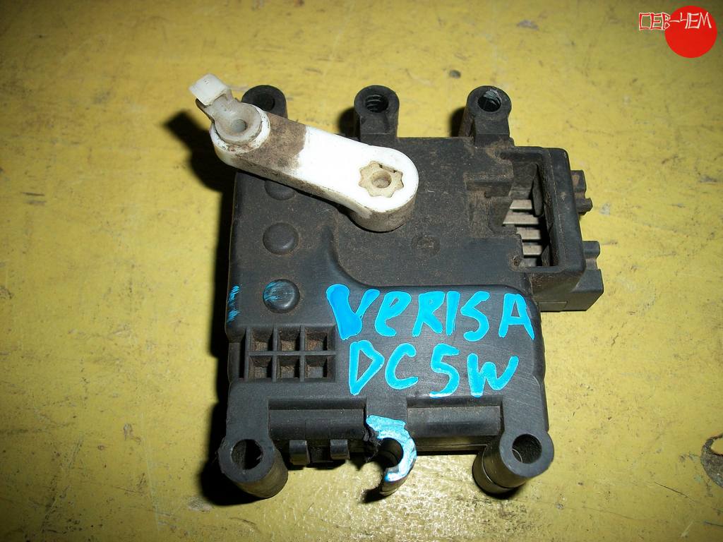 моторчик привода заслонок печки Mazda Verisa