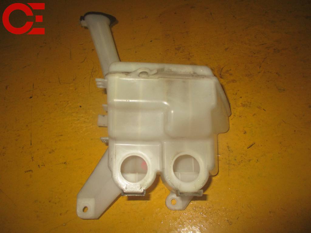 IST NCP110 БАЧОК ОМЫВАТЕЛЯ Toyota ist