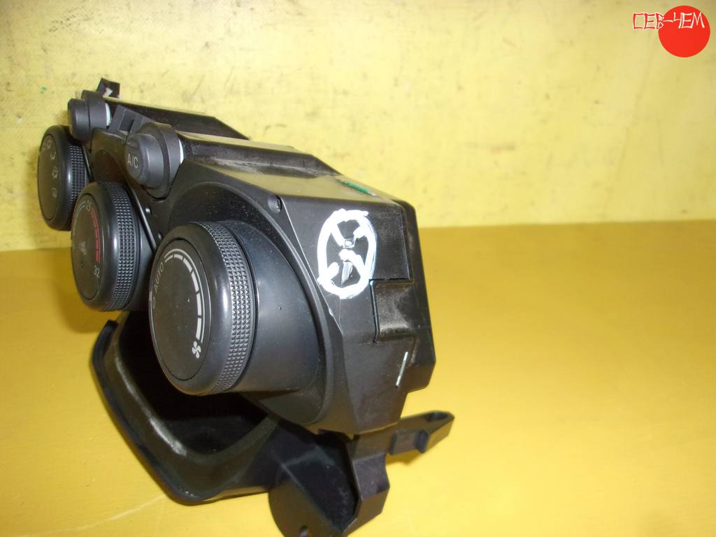 DEMIO DE3FS КЛИМАТ-КОНТРОЛЬ ДЕФЕКТ D652 61 190G Mazda Demio