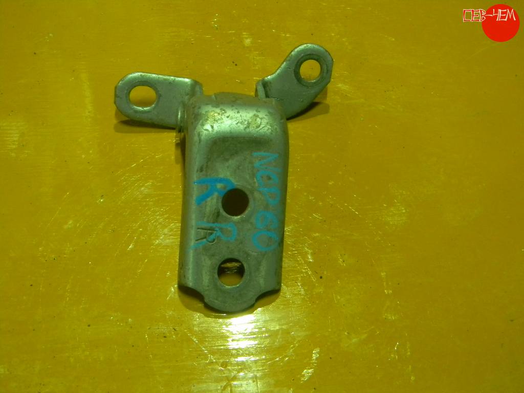 петля дверная Toyota ist