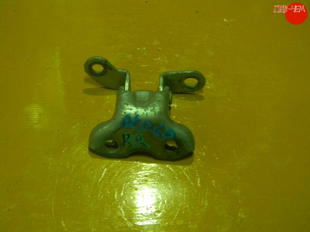 петля дверная Toyota ist
