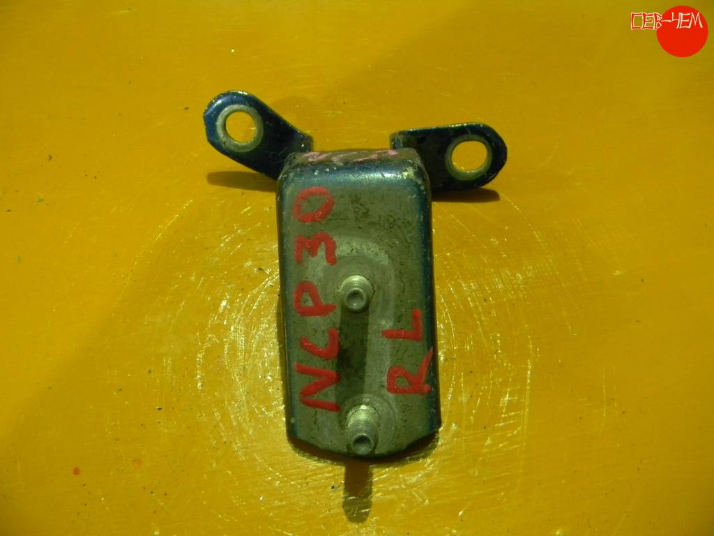 петля дверная Toyota bB