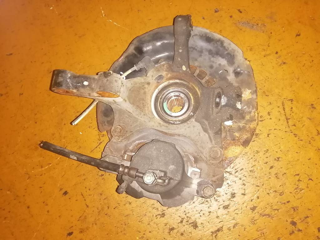ISIS ZNM10 СТУПИЦА ПЕРЕДНЯЯ ПРАВАЯ ABS,в сборе Toyota Isis