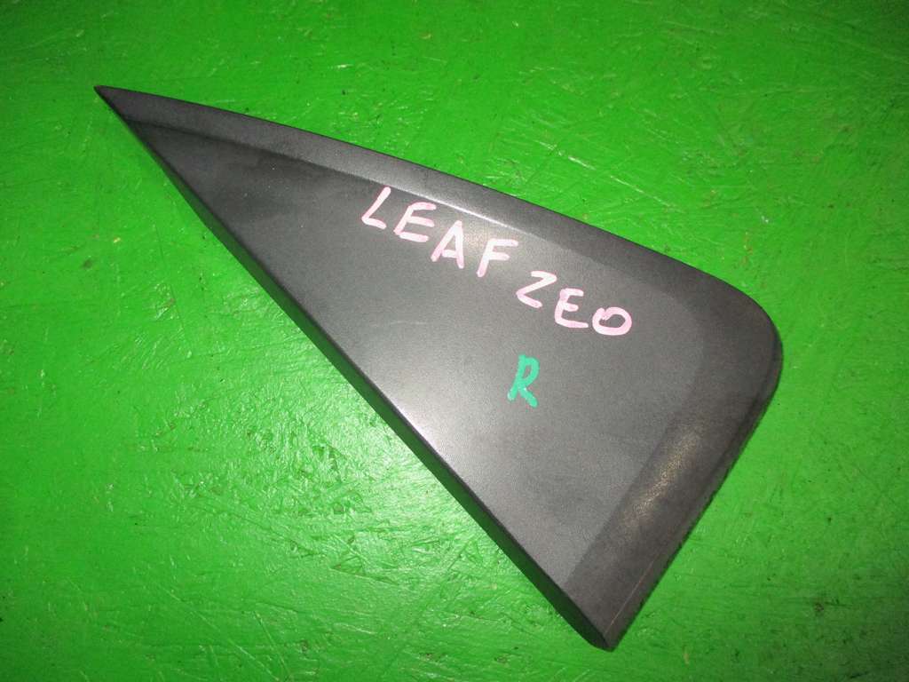 уголок крыла Nissan Leaf
