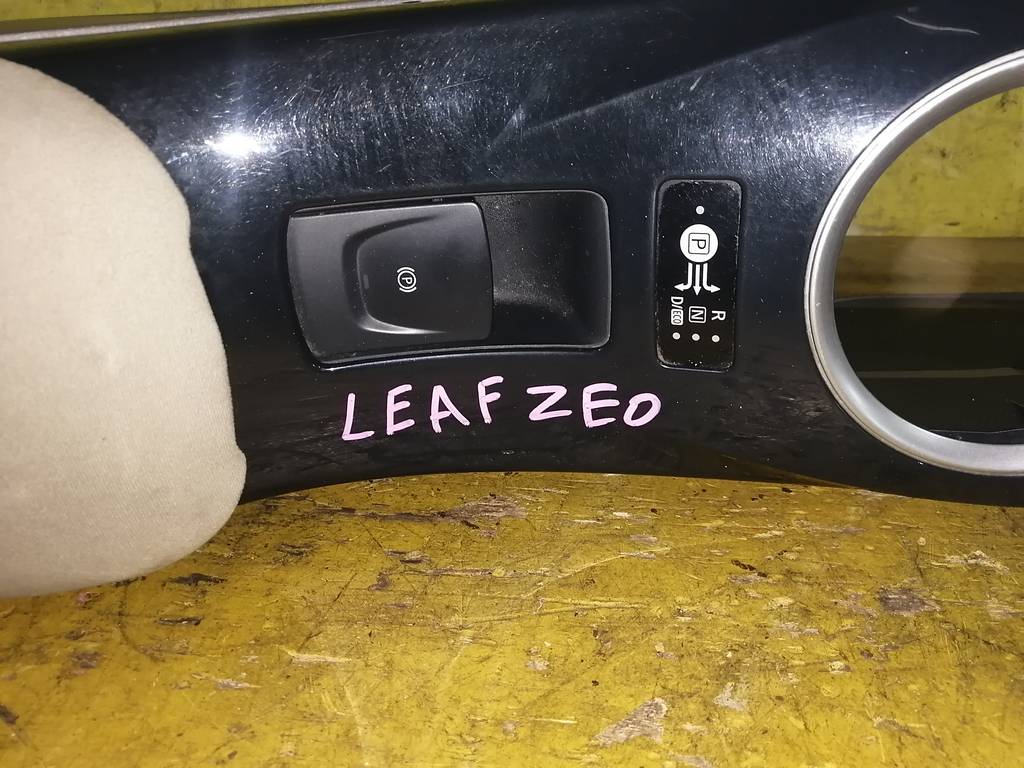 LEAF ZE0 КОНСОЛЬ МЕЖДУ СИДЕНИЙ Nissan Leaf