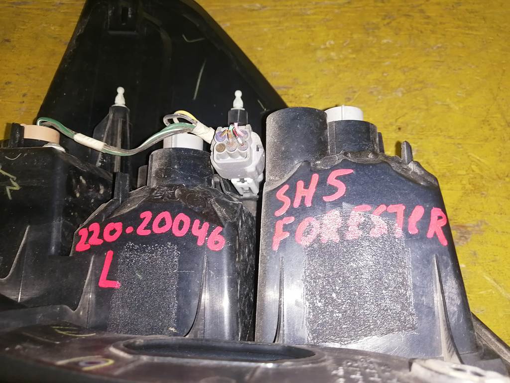FORESTER SH5 СТОП ЛЕВЫЙ 220-20046, дефект 
Фонарь Subaru Forester