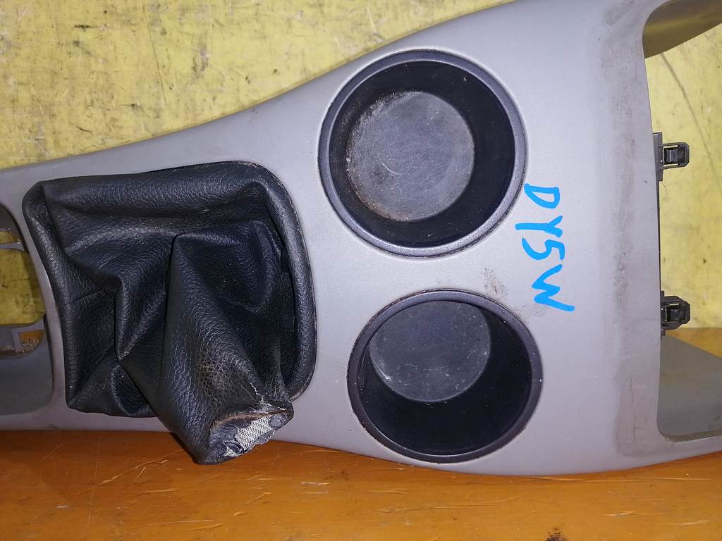 DEMIO DY5W КОНСОЛЬ МЕЖДУ СИДЕНИЙ Mazda Demio