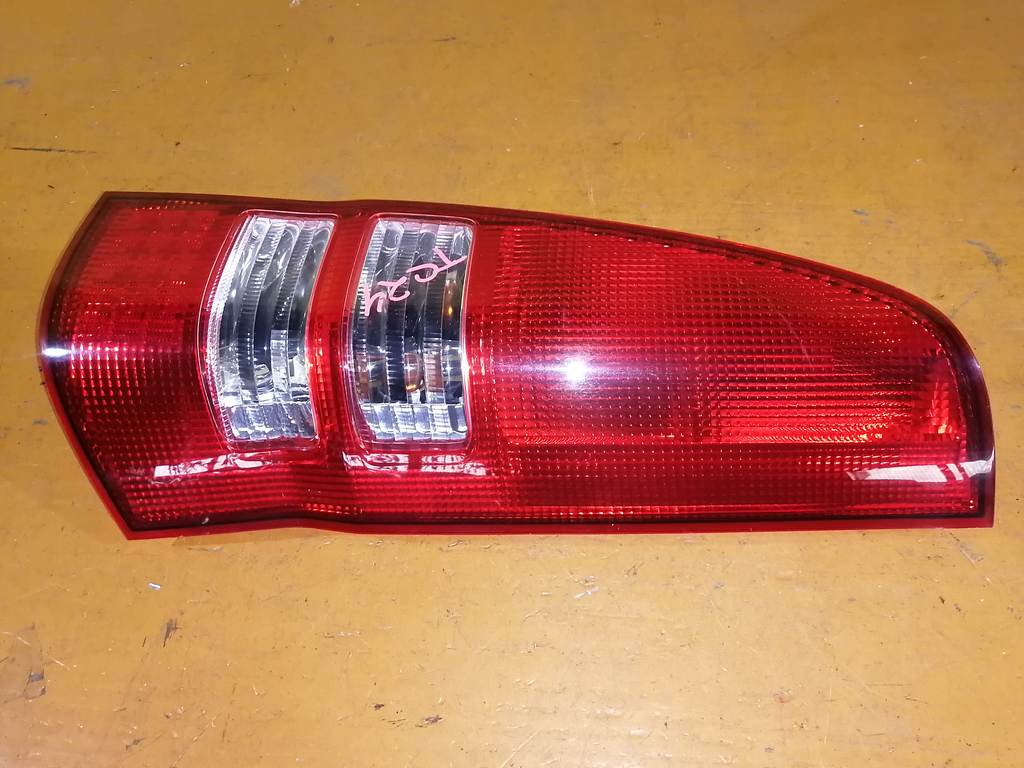 стоп-сигнал Nissan Serena