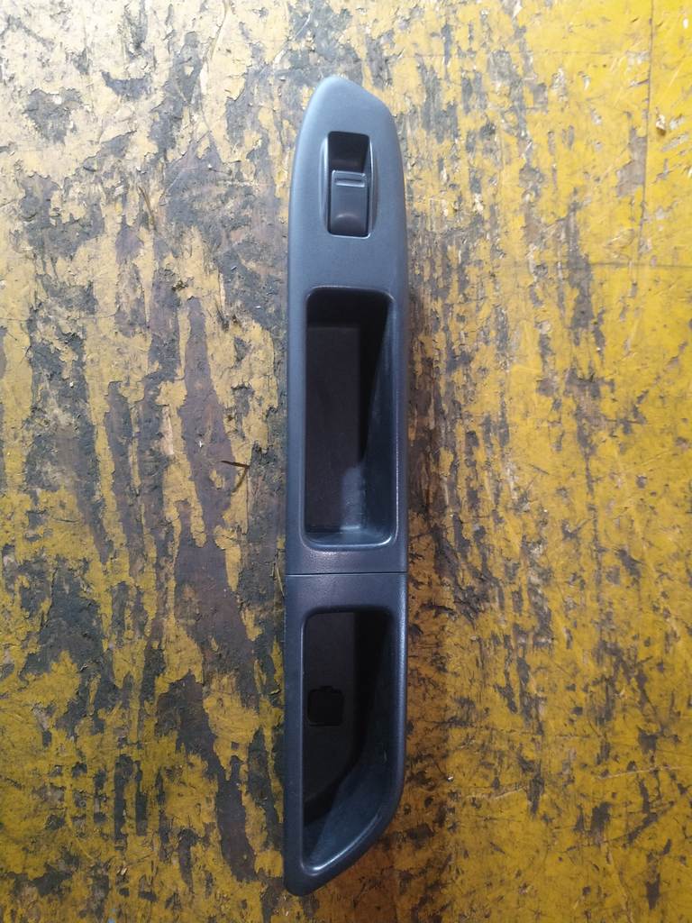 FORESTER SG5 КНОПКА СТЕПЛОПОДЪЕМНИКА ПЕРЕДНЯЯ ЛЕВАЯ Subaru Forester