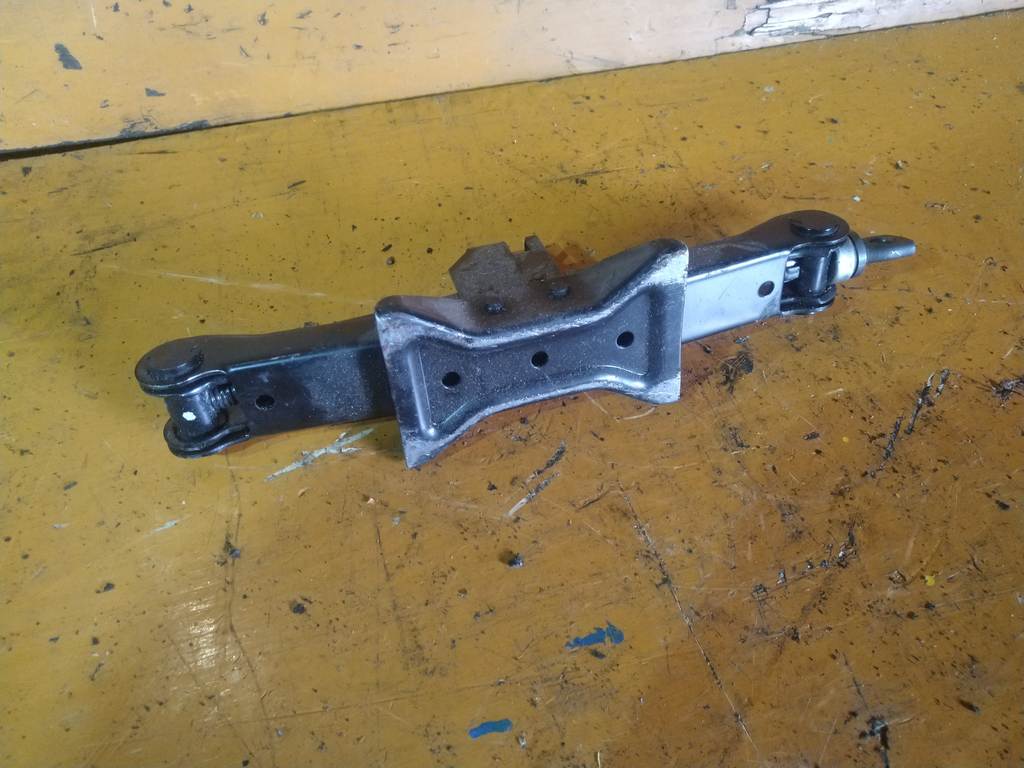 LATIO N17 ДОМКРАТ Nissan Latio