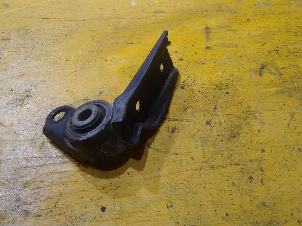 RACTIS SCP100 КРОНШТЕЙН ЗАД.ПОДУШКИ Toyota Ractis
