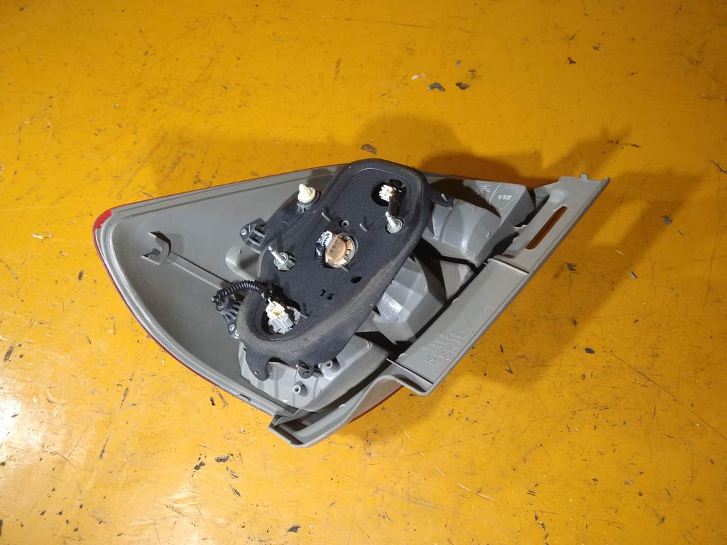 RACTIS SCP100 СТОП ЛЕВЫЙ 52-159 
Фонарь Toyota Ractis