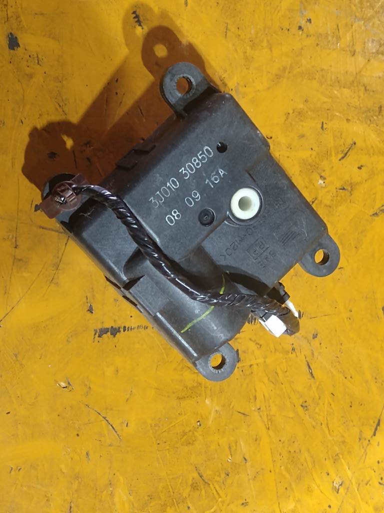 X-TRAIL NT31 СЕРВОПРИВОД ЗАСЛОНОК ПЕЧКИ 3J010 30850 (1) Nissan X-Trail