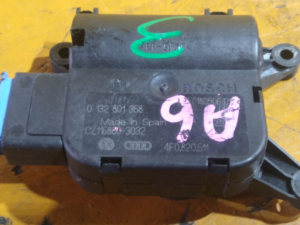 AUDI A6 4F2 СЕРВОПРИВОД ЗАСЛОНОК ПЕЧКИ 4F0 820 511 (3) Audi A6