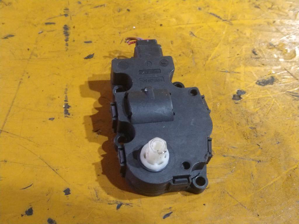 AUDI A4 8K5 СЕРВОПРИВОД ЗАСЛОНОК ПЕЧКИ 27012010 Audi A4