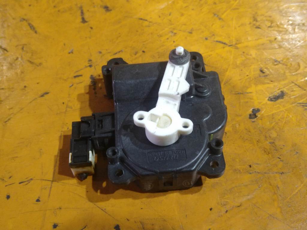 RACTIS SCP100 СЕРВОПРИВОД ЗАСЛОНОК ПЕЧКИ 063800-0180 Toyota Ractis