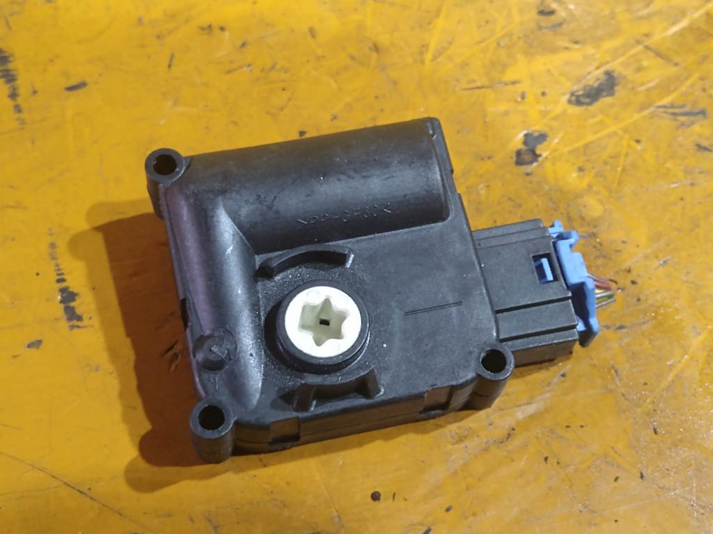 AUDI A6 4F2 СЕРВОПРИВОД ЗАСЛОНОК ПЕЧКИ 0 132 801 359 (1) Audi A6