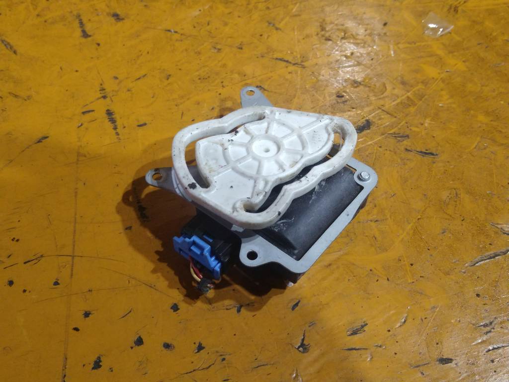 AUDI A8 4E2 СЕРВОПРИВОД ЗАСЛОНОК ПЕЧКИ 4F0.820.511.B Audi A8