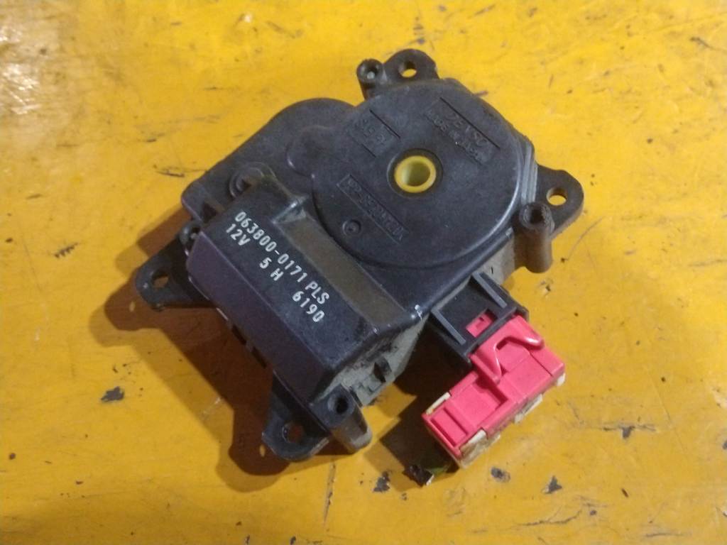 RACTIS SCP100 СЕРВОПРИВОД ЗАСЛОНОК ПЕЧКИ 063800-0171 Toyota Ractis