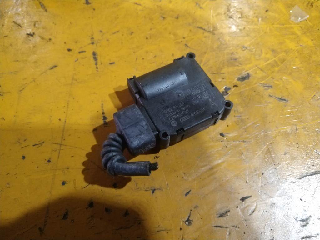 AUDI A6 4F2 СЕРВОПРИВОД ЗАСЛОНОК ПЕЧКИ 0 132 801 359 (11) Audi A6