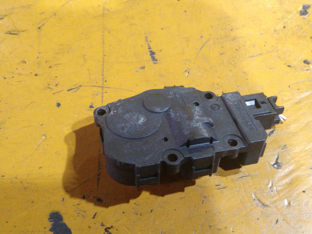 AUDI A4 8K5 СЕРВОПРИВОД ЗАСЛОНОК ПЕЧКИ 412650750 Audi A4