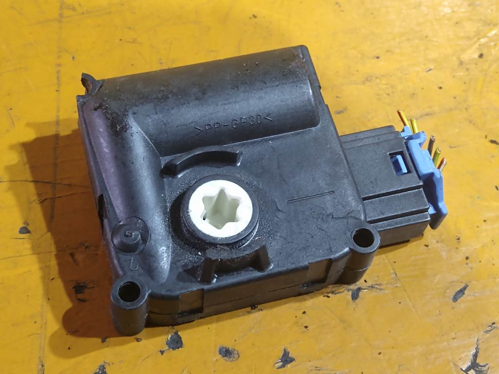AUDI A6 4F2 СЕРВОПРИВОД ЗАСЛОНОК ПЕЧКИ (16) 4F0.820.511.A Audi A6