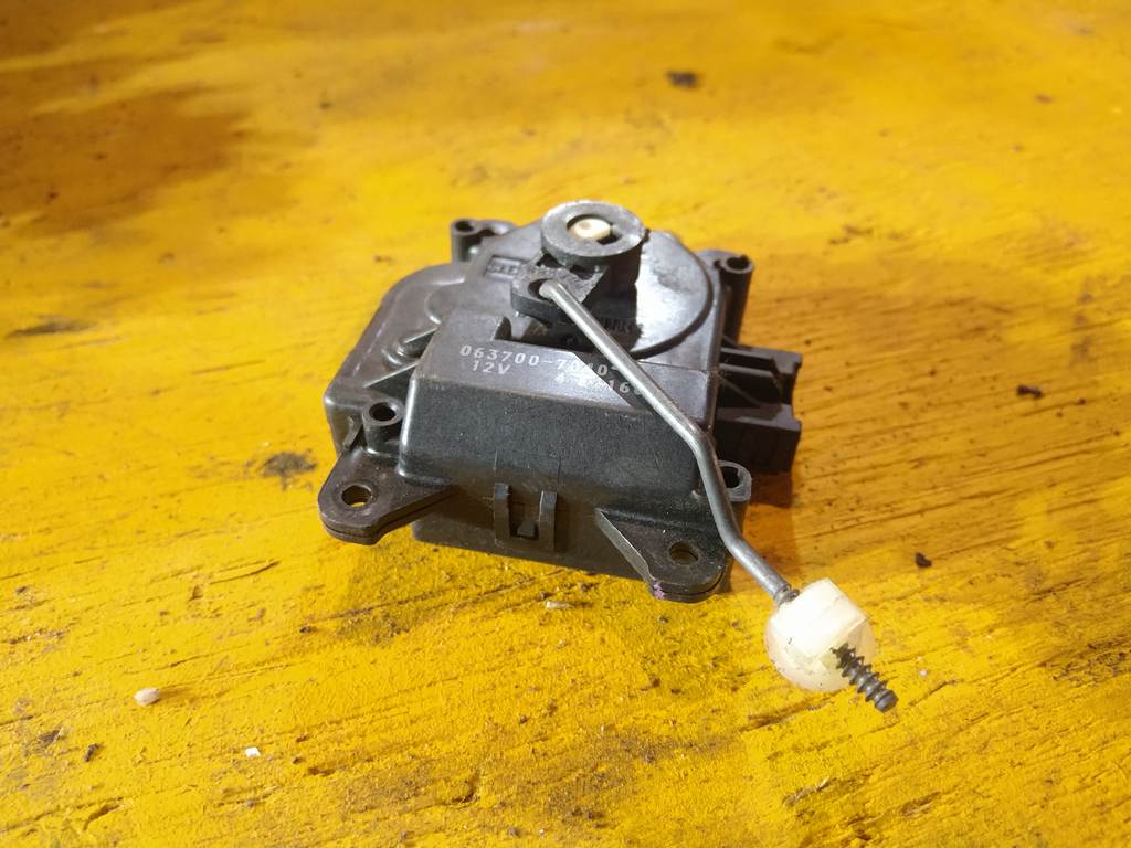MPV LWFW СЕРВОПРИВОД ЗАСЛОНОК ПЕЧКИ 063700-7040 Mazda MPV