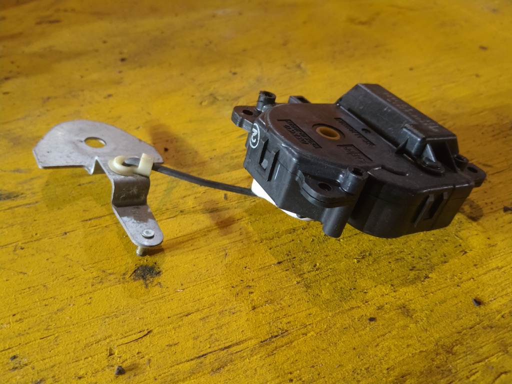 MPV LWFW СЕРВОПРИВОД ЗАСЛОНОК ПЕЧКИ 063700-6241 (2) Mazda MPV