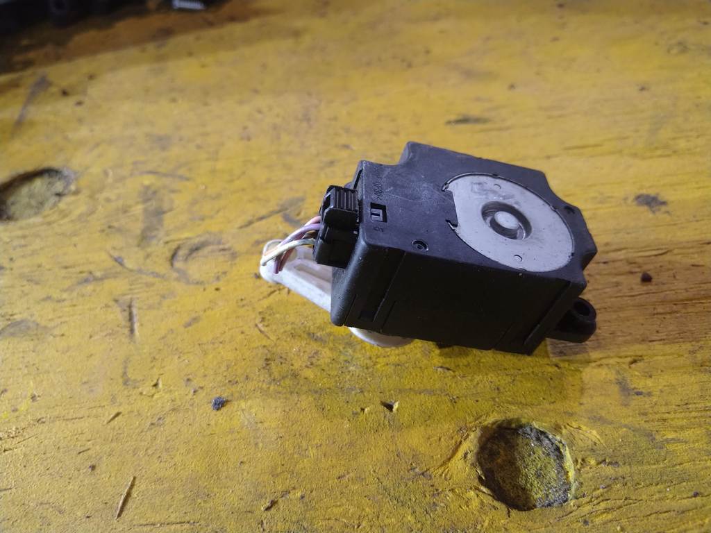 NOTE E11 СЕРВОПРИВОД ЗАСЛОНОК ПЕЧКИ 503752-0802 Nissan Note