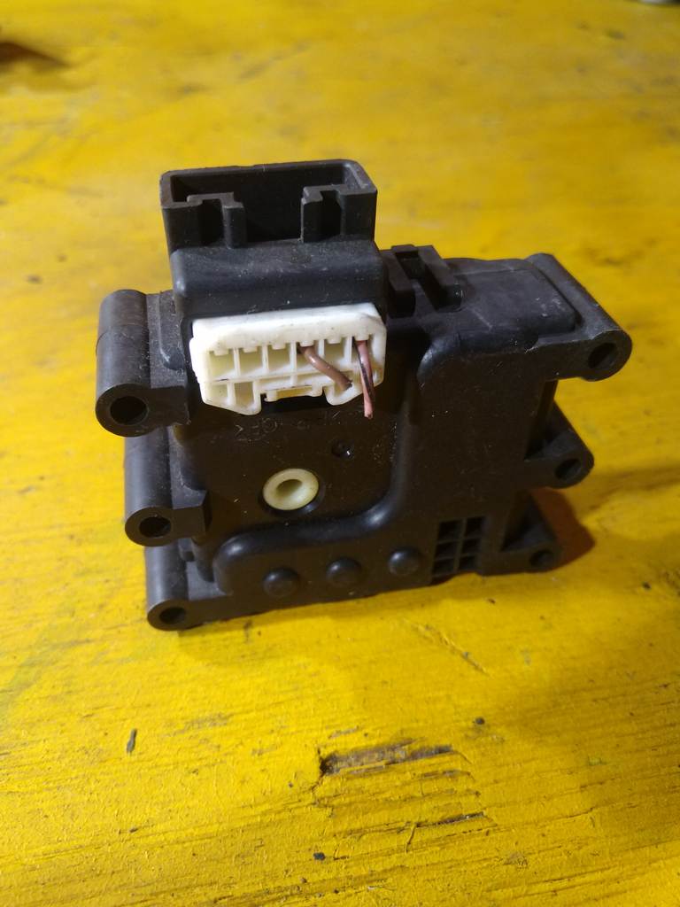 DEMIO DY5W СЕРВОПРИВОД ЗАСЛОНОК ПЕЧКИ 3409v Mazda Demio