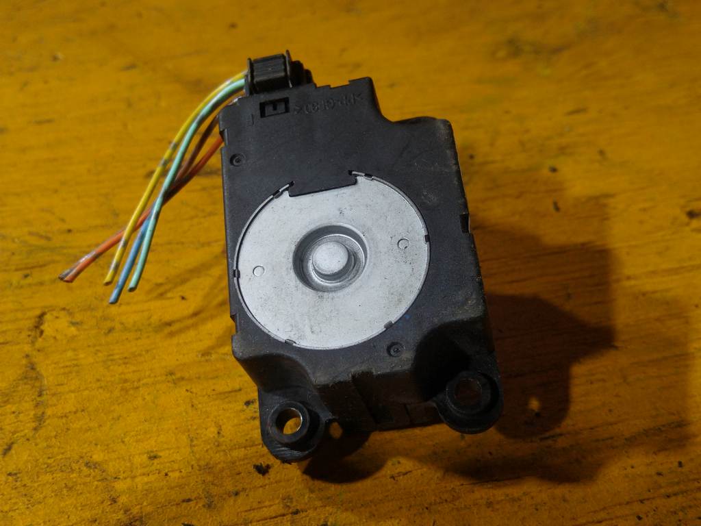NOTE E11 СЕРВОПРИВОД ЗАСЛОНОК ПЕЧКИ T100 9533P (2) Nissan Note