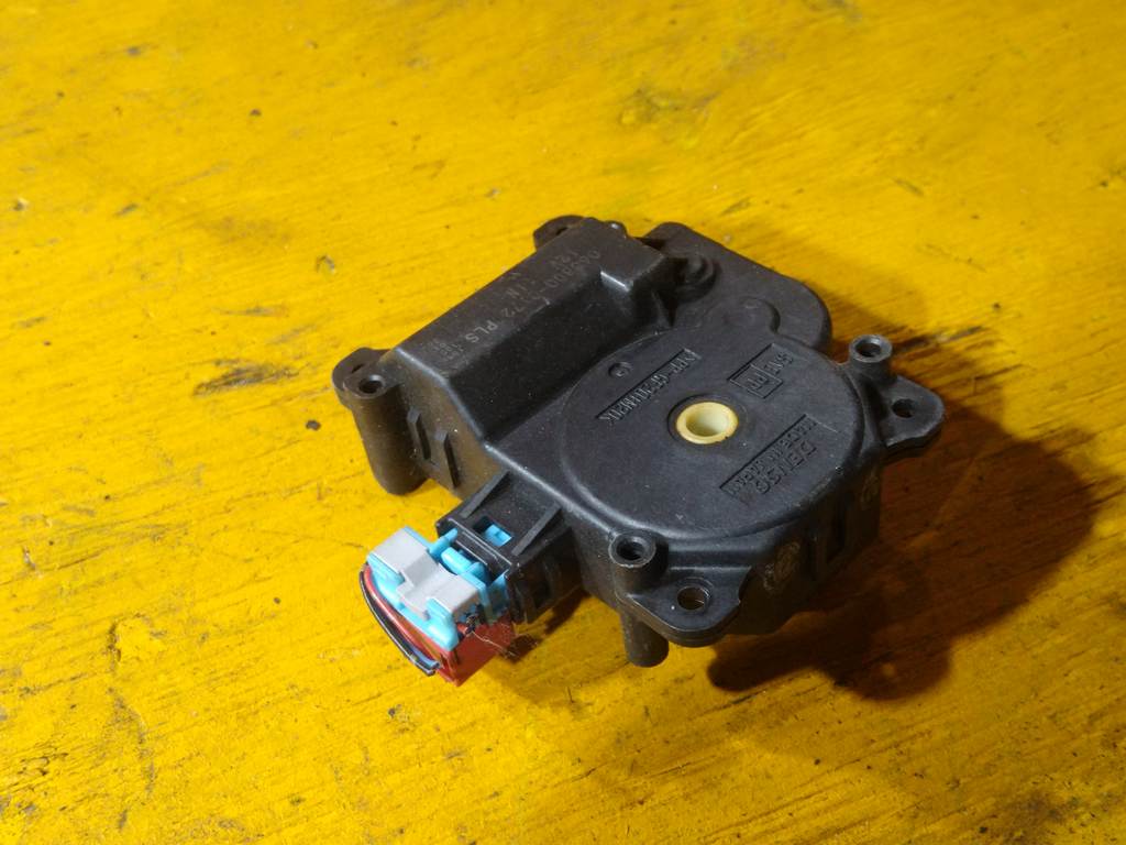 VOXY ZRR70 СЕРВОПРИВОД ЗАСЛОНОК ПЕЧКИ 063800-0172 Toyota Voxy