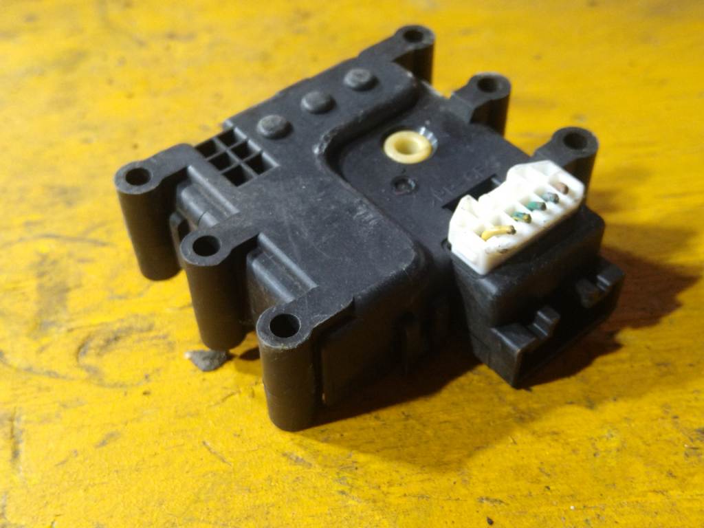 DEMIO DY3W СЕРВОПРИВОД ЗАСЛОНОК ПЕЧКИ (2) 4824C Mazda Demio