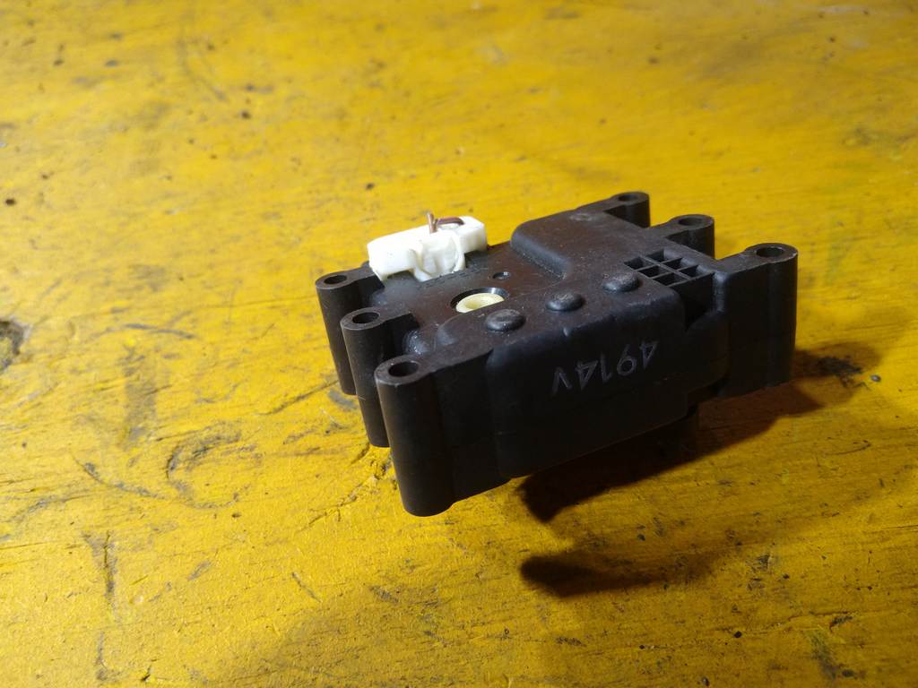DEMIO DY3W СЕРВОПРИВОД ЗАСЛОНОК ПЕЧКИ (6) 4914v Mazda Demio