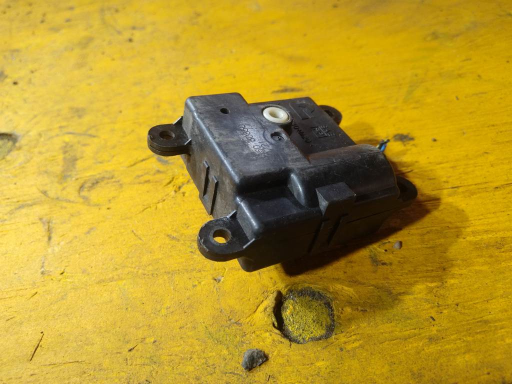IMPREZA GG2 СЕРВОПРИВОД ЗАСЛОНОК ПЕЧКИ 3B450 30850 (4) Subaru Impreza