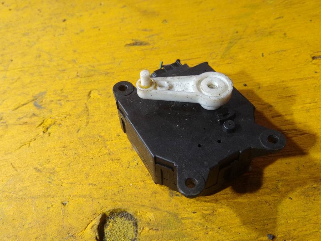MARCH AK12 СЕРВОПРИВОД ЗАСЛОНОК ПЕЧКИ 503752-0670 Nissan March