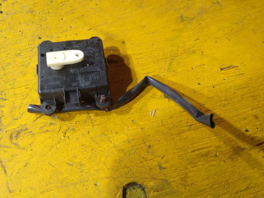 X-TRAIL NT30 СЕРВОПРИВОД ЗАСЛОНОК ПЕЧКИ (1) 3J010 30840 Nissan X-Trail