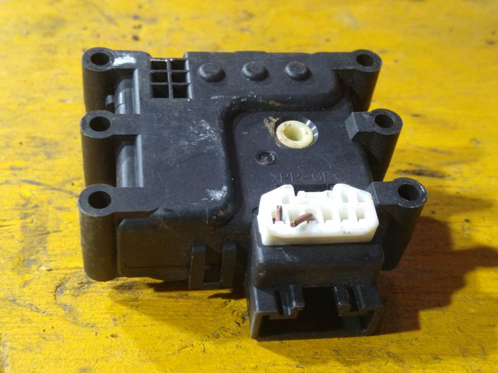 DEMIO DY3W СЕРВОПРИВОД ЗАСЛОНОК ПЕЧКИ (12) 4X25V Mazda Demio