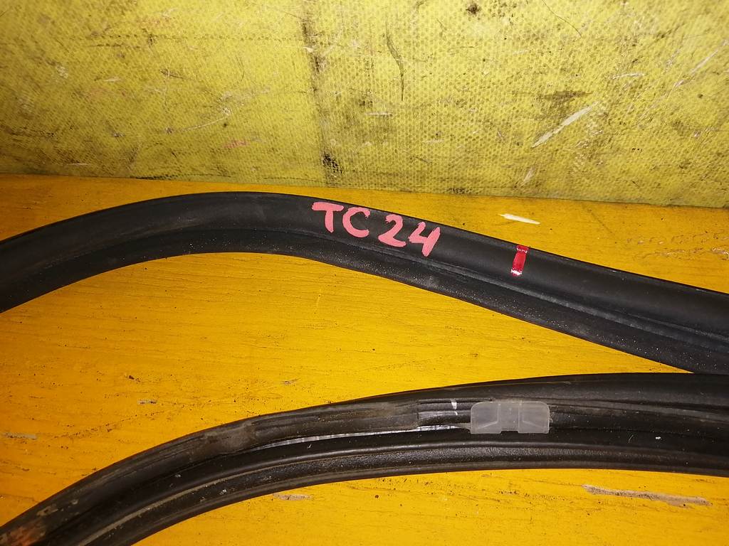 SERENA TC24 УПЛОТНЕНИЕ 5-Й ДВЕРИ 1 Nissan Serena
