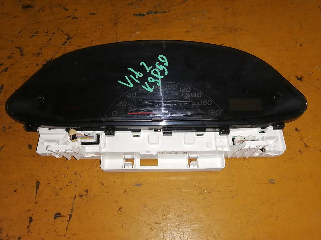 щиток приборов Toyota Vitz
