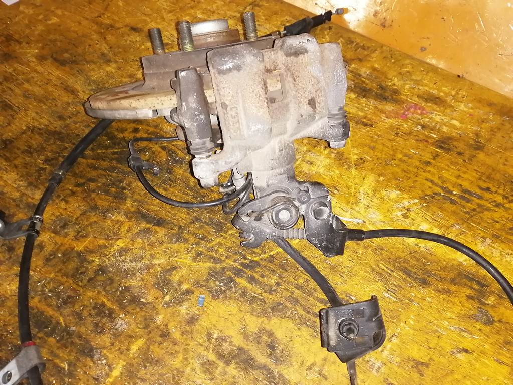 ATENZA GG3S СТУПИЦА ЗАДНЯЯ ЛЕВАЯ ABS Mazda Atenza