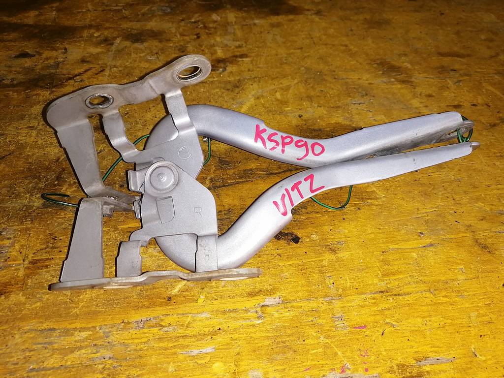 петля капота Toyota Vitz