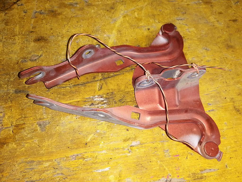 DEMIO DE3FS ПЕТЛЯ КАПОТА (ПАРА) Mazda Demio