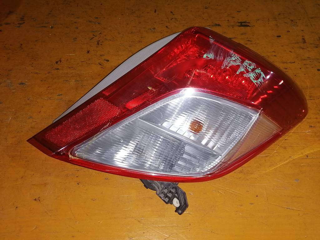 стоп-сигнал Toyota Vitz