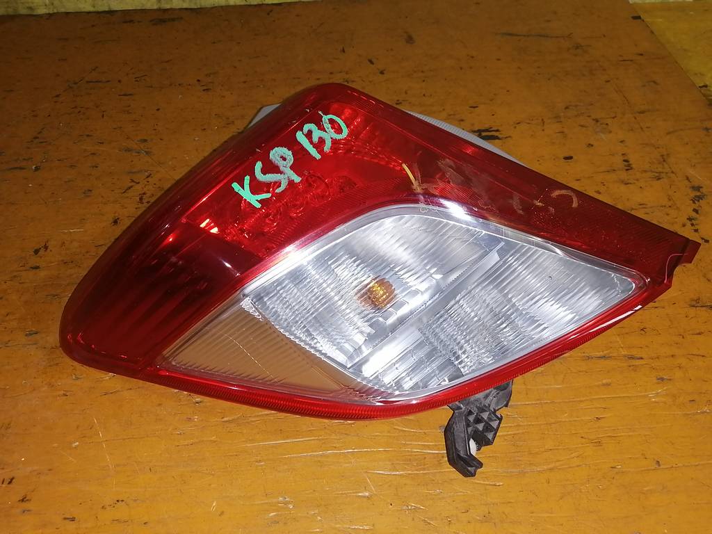 стоп-сигнал Toyota Vitz