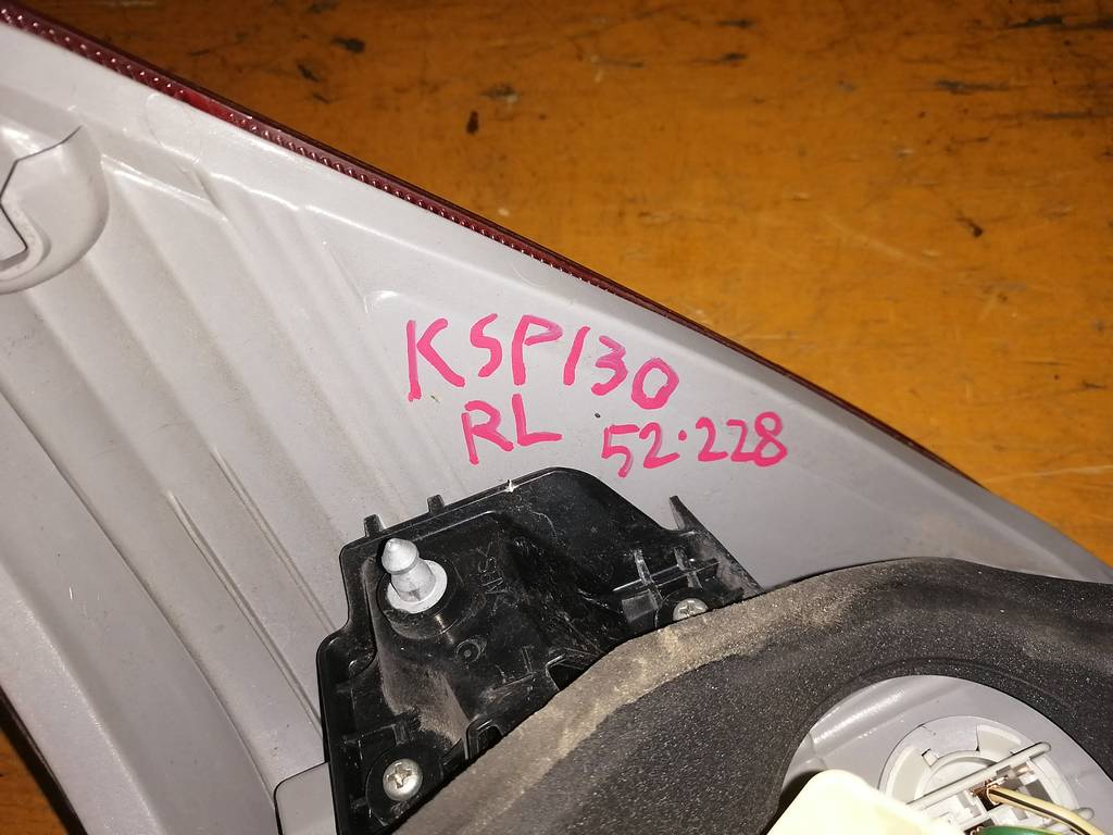 VITZ KSP130 СТОП ЛЕВЫЙ 52228 ДЕФЕКТ Toyota Vitz