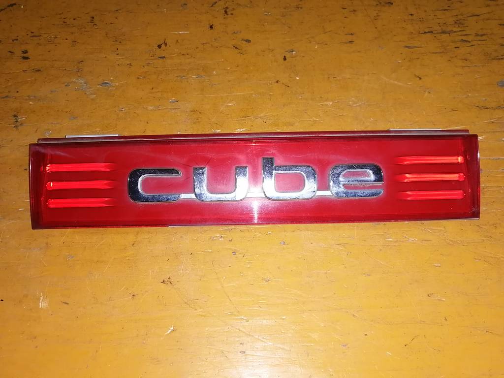накладка 5-й двери Nissan Cube
