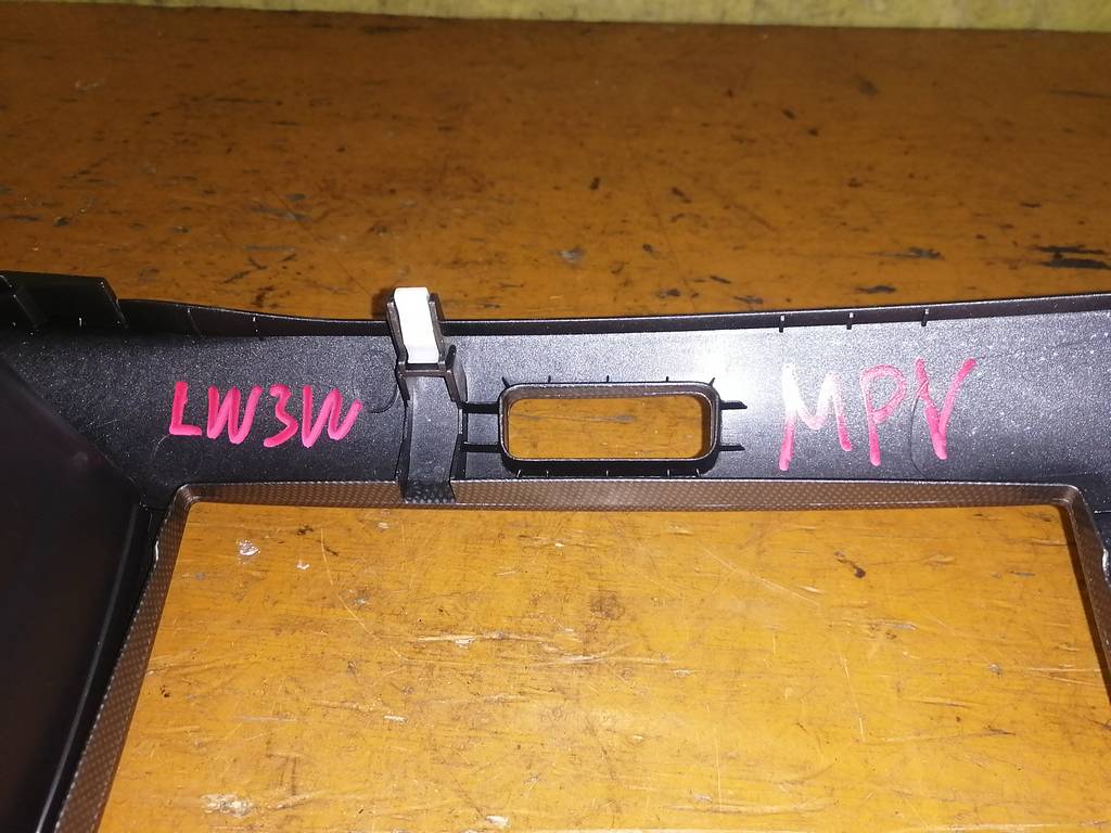 MPV LW3W КОНСОЛЬ МАГНИТОФОНА Mazda MPV