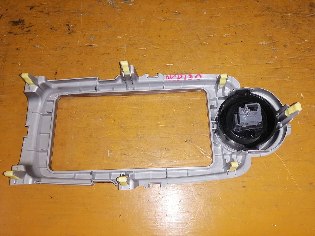 Салон Toyota Vitz