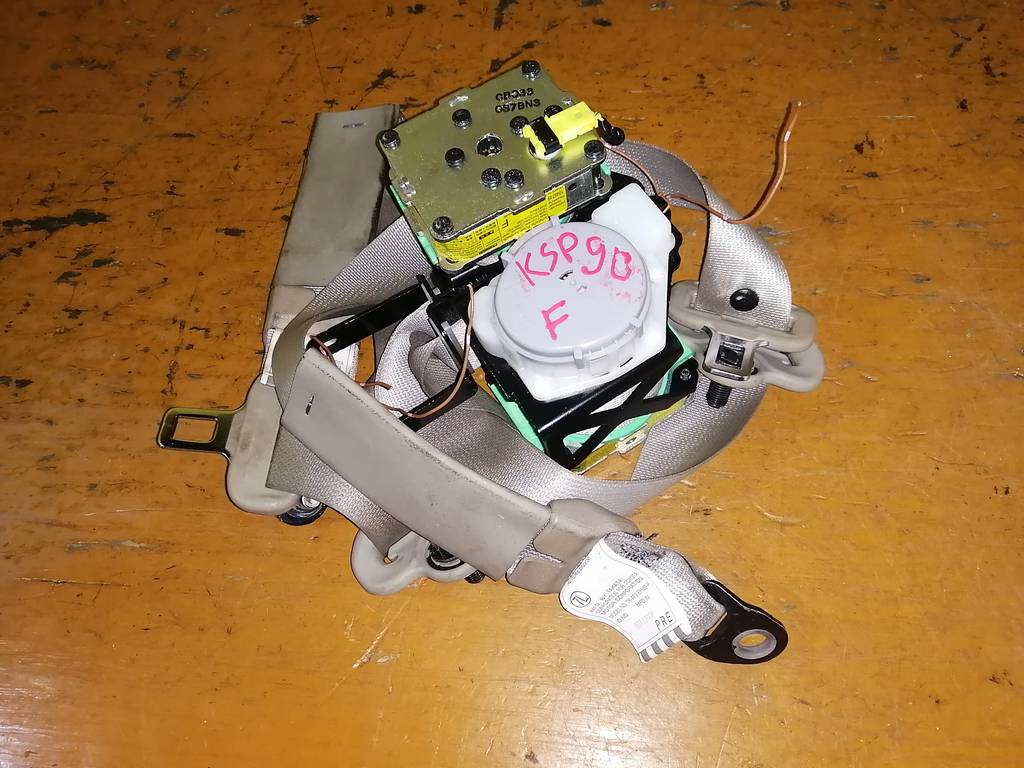ремень безопасности Toyota Vitz
